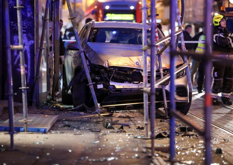 [FOTO] Vozilo se zabilo u građevinsku skelu na Britanskom trgu i srušilo je, dvije osobe ozlijeđene
