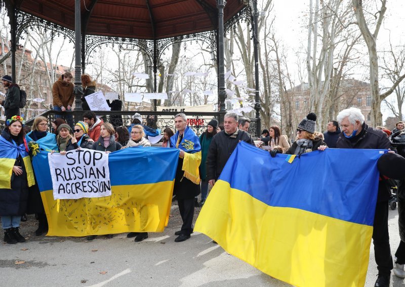 [FOTO] Stotine građana iz središta Zagreba odaslalo poruke mira i podrške Ukrajini: Dosta je ratova, želimo mir!