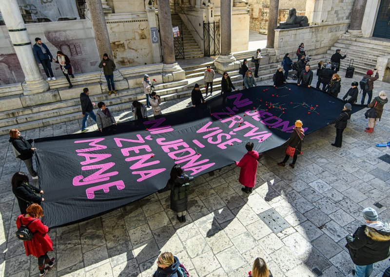[FOTO] Splitske Domine u šetnji gradom solidarne sa žrtvama femicida