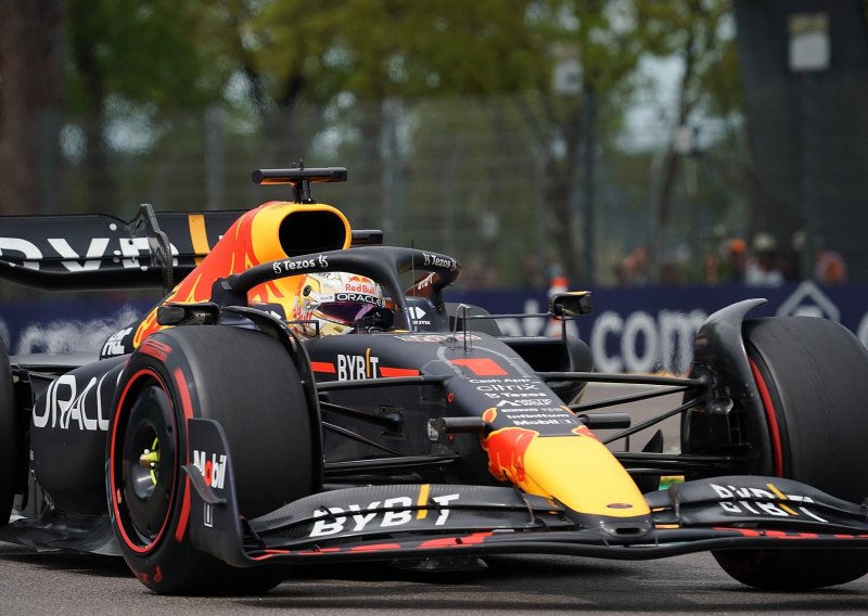 Luda sprint utrka; Verstappen u zadnjem krugu prestigao Leclerca, uzeo pobjedu i 'jedinicu' za nedjelju; novi debakl Hamiltona