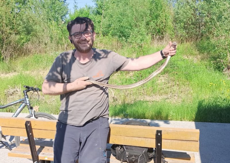[FOTO] Dostavljača u Zagrebu iznenadila zmija duga 170 centimetara, skoro mu se uvukla u vozilo