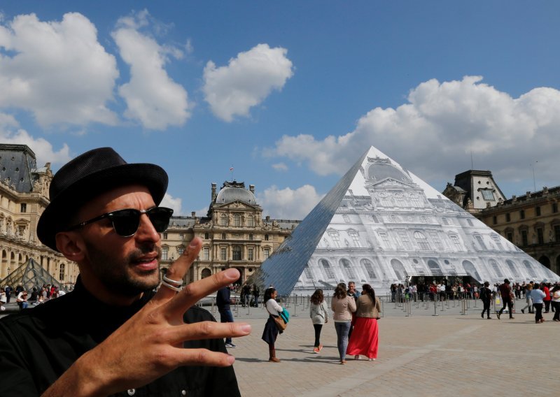 Nestala Louvreova piramida, a krivac nije iluzionist