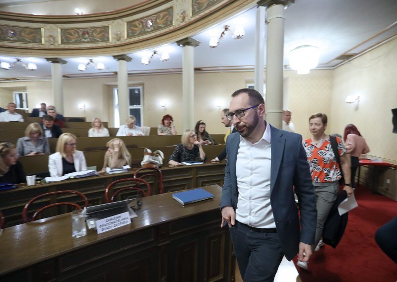 Zagrebački zastupnici dva sata se natezali oko dnevnog reda, mostovac Goluža napao Tomaševića: 'Vi ste politička kukavica, gazite pravo na grob'