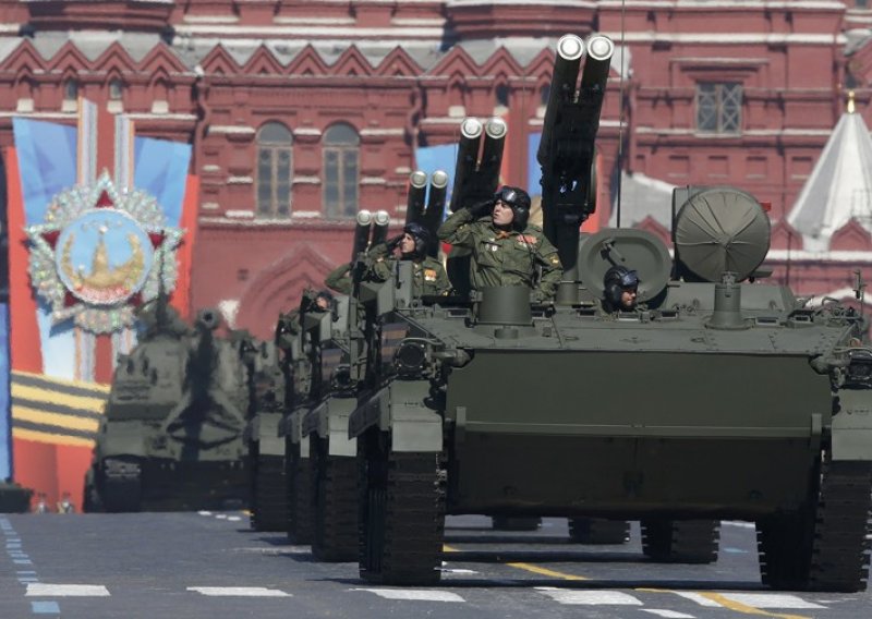 Pogledajte moćni Putinov arsenal na paradi u Moskvi