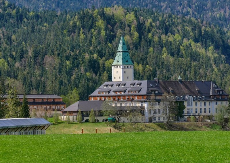 Ovo je dvorac u Alpama u kojem su se zabarikadirali čelnici G7. Usaglasili su zabranu uvoza zlata iz Rusije