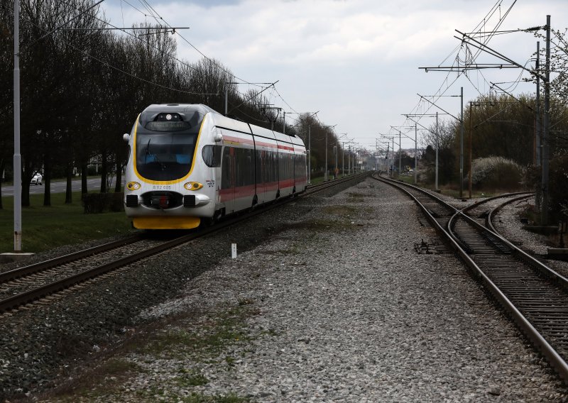 U Split stigao prvi sezonski noćni vlak iz Osijeka, kasnio je gotovo sat i pol