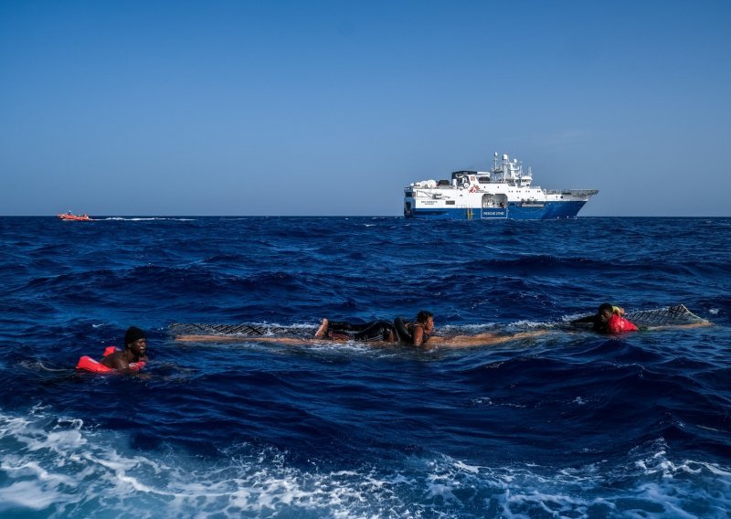 Deseci nestalih migranata nakon potonuća broda, grčka obalna straža uspjela spasiti njih 29