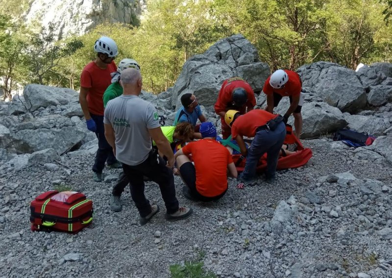 Nastradali u odronu kamenja: HGSS izvukao dvoje ozlijeđenih stranaca iz kanjona Velike Paklenice
