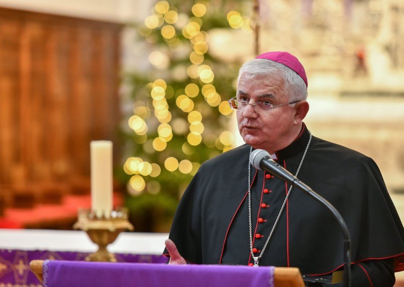 Nadbiskup Uzinić: Istospolna zajednica nije dovoljna kao razlog za odbijanje krštenja djeteta
