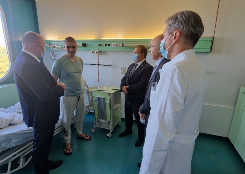 Krstičević, Beroš i Medved posjetili Prebega u bolnici