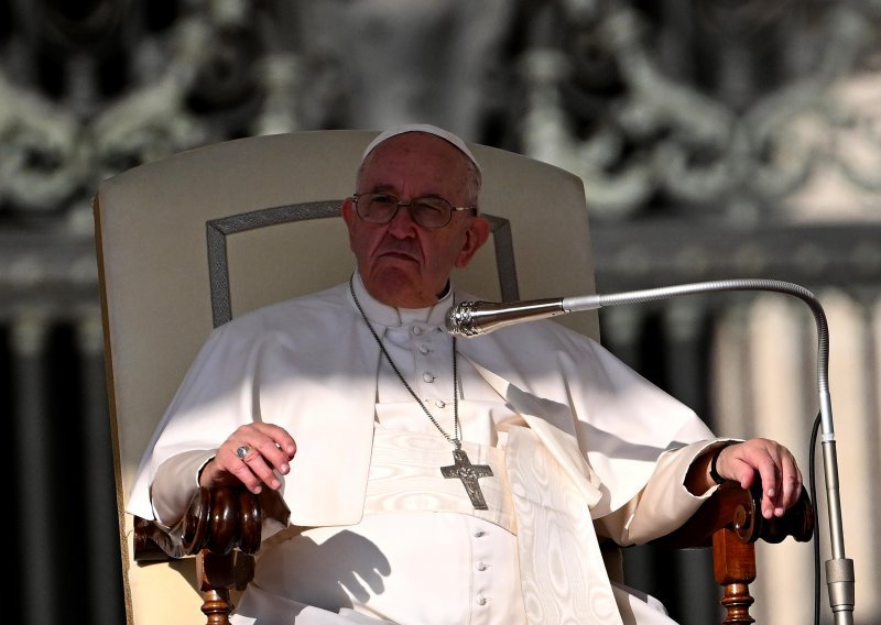 Papa protiv šovinizma: 'Žene su dar. Bog nije stvorio muškarca i dao mu psića za igranje. Stvorio je muškarca i ženu'