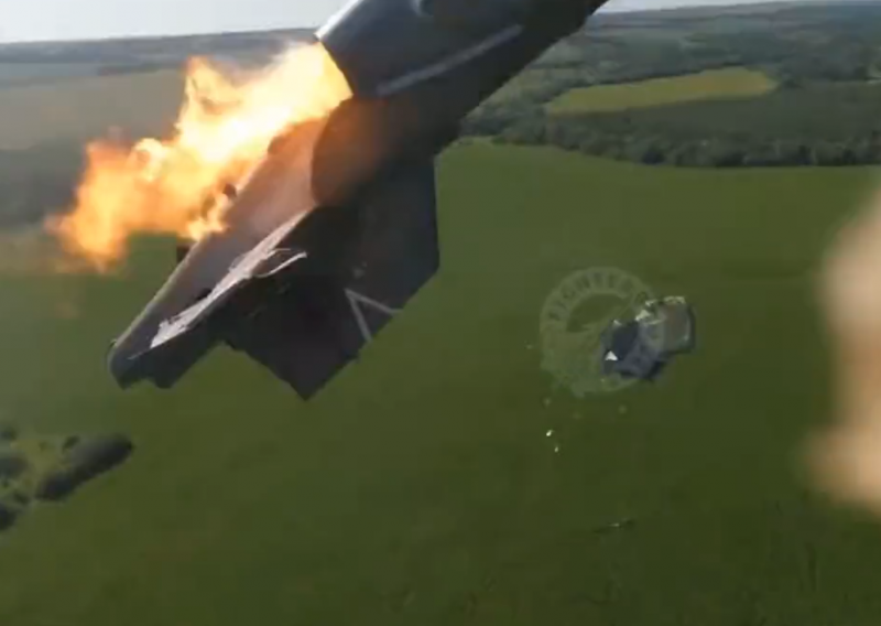 [VIDEO] Nevjerojatan prizor: Ruski pilot zabilježio rušenje svog Suhoja, katapultiranje i spuštanje na tlo padobranom