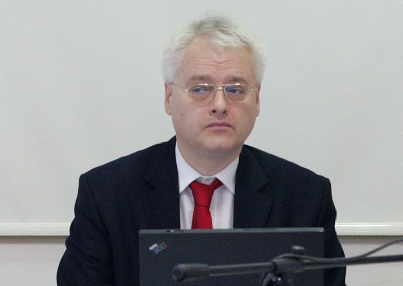 Josipović: vjerodostojan čuvar Ustava ili kritičar bez odgovornosti?