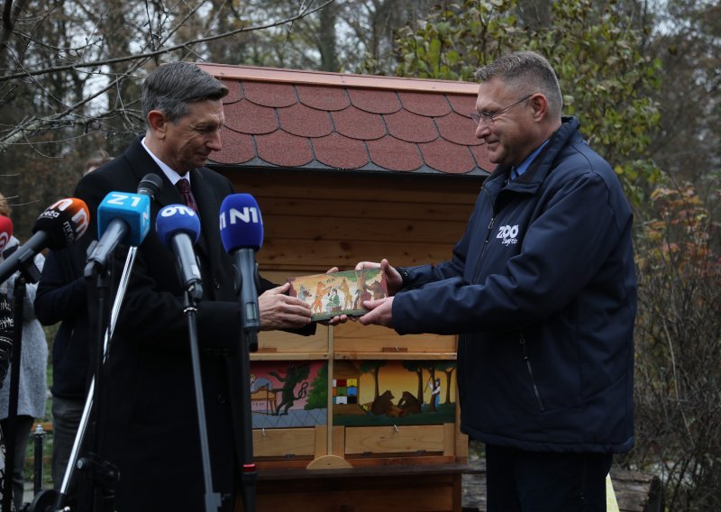 [FOTO] Pahor darovao pčelinjak zagrebačkom Zoološkom vrtu; na proljeće će se useliti kranjska pčela