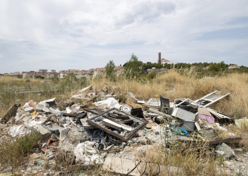 Četvorica muškaraca ilegalno uvezli u Hrvatsku otpada u vrijednosti nekoliko milijuna kuna, skladištili ga kod Siska