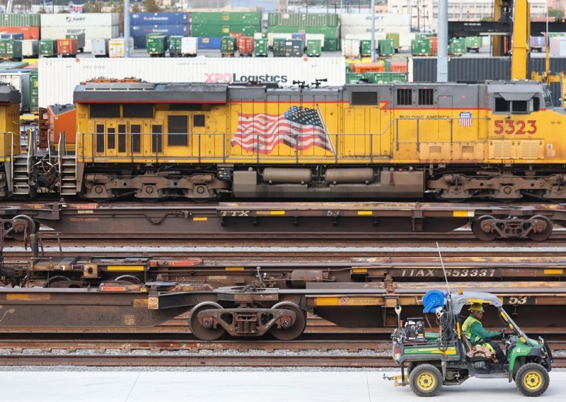 Biden potpisao zakon koji onemogućuje veći štrajk u teretnom željezničkom prometu