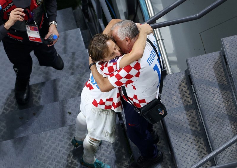 Dirljiv prizor s tribina: Luka Modrić nakon pobjede pohitao u očev zagrljaj
