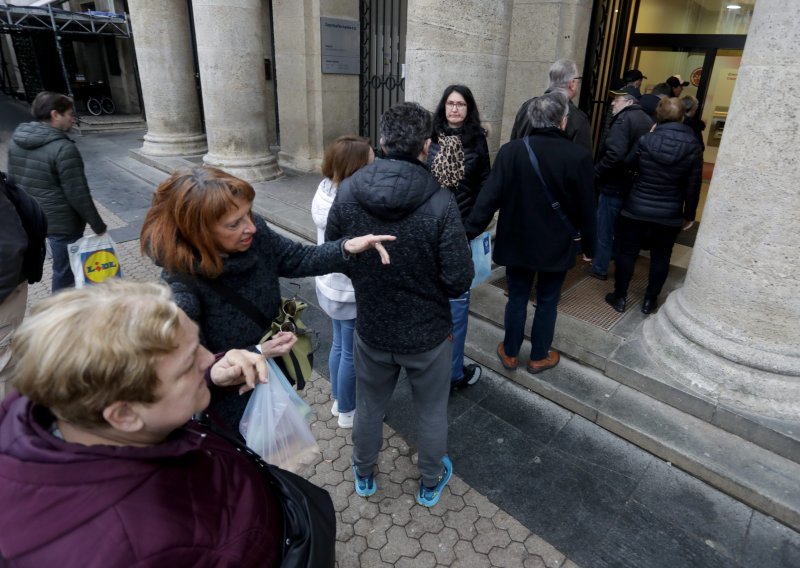 [FOTO] Gužve ispred poslovnica banaka: Građani dolaze položiti novčanice i kovanice
