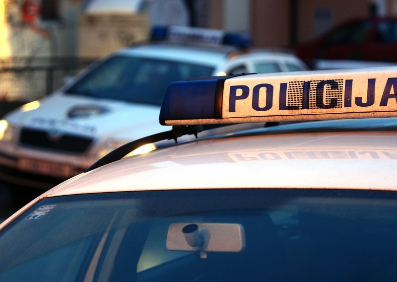 38-godišnjak u Trogiru pištoljem prijetio zbog duga, policija mu u stanu pronašla arsenal oružja