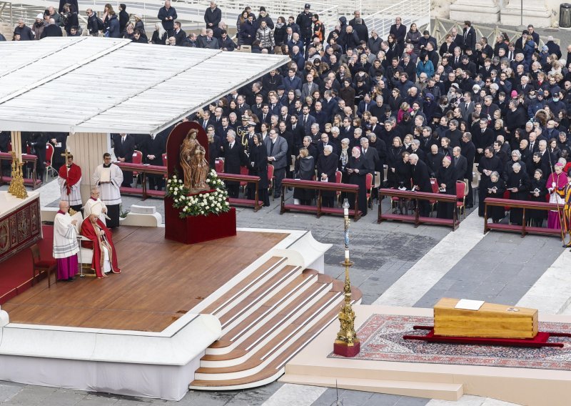 [FOTO/VIDEO] Obred u Vatikanu: Papa Franjo predvodio misu za Benedikta XVI., usporedio ga s Isusom