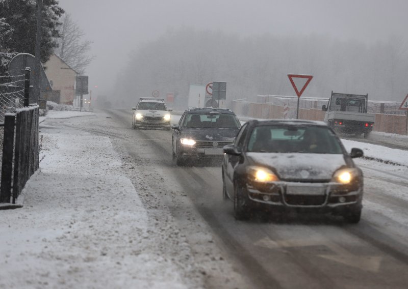 Zbog snijega i orkanskog vjetra ograničenja i zabrane na cestama, u prekidu i pojedine trajektne linije