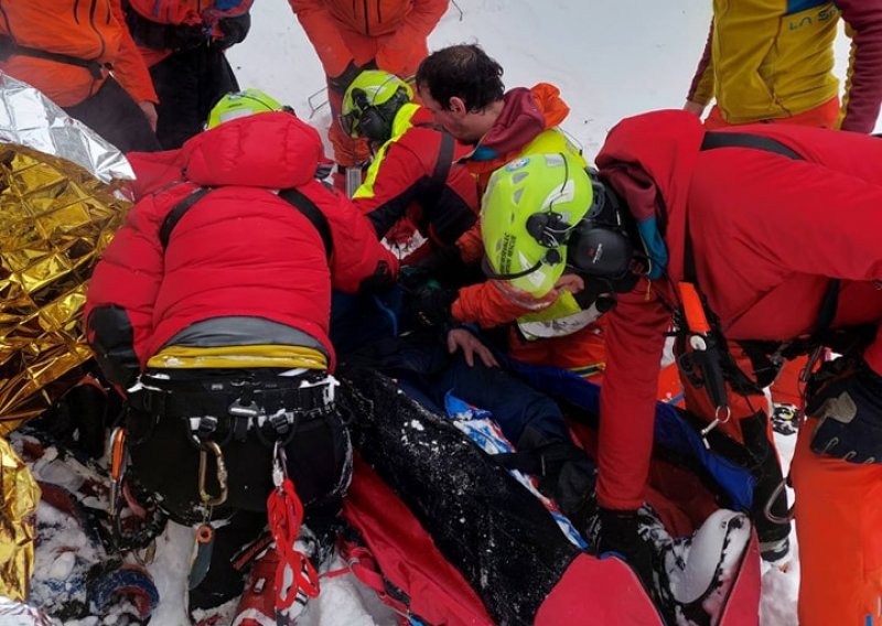 [FOTO] Skijaš svojom težinom izazvao lavinu koja ga je nosila 400 metara. Spasioci poslali upozorenje