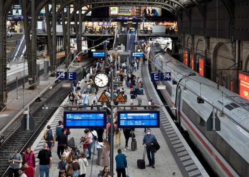 Napadač u vlaku na sjeveru Njemačke nožem ubio dvije, ozlijedio pet osoba