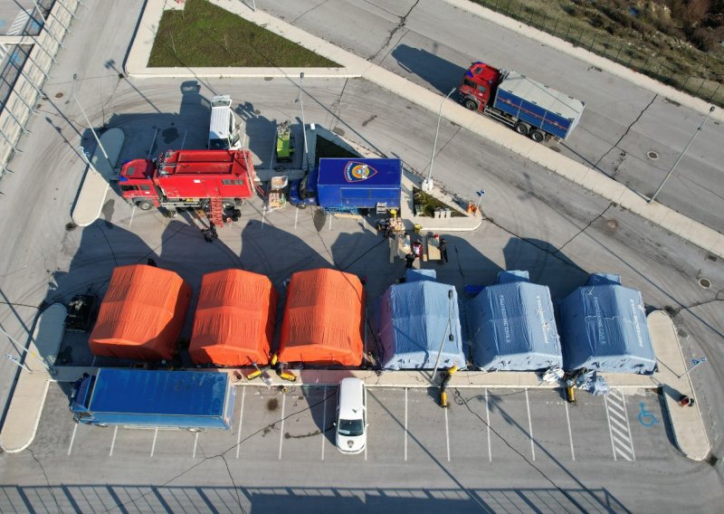 [FOTO] Hrvatski potražni tim drugi dan pomaže u Turskoj. Ovako izgleda njihova baza iz koje kreću u akcije
