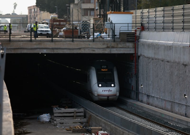 Platili vlakove 258 milijuna eura pa ustanovili da su preveliki za tunele: ‘Zbog ovog moraju letjeti glave!‘