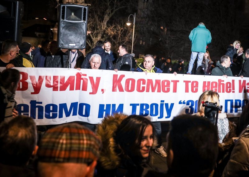 Prosvjednici došli pred Vučićev ured: ‘Putine, daj nam mjesec dana da uklonimo tog izdajnika!‘
