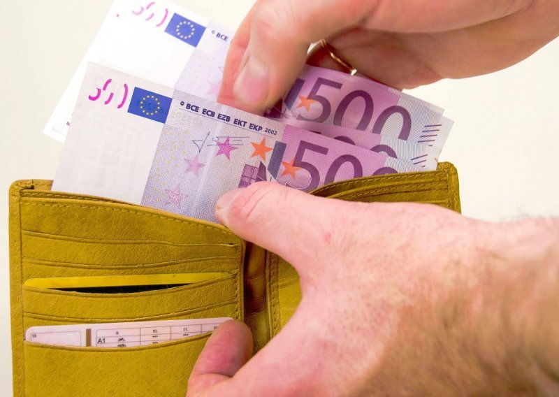 Prosječna plaća za veljaču 1.106 eura, realno manja 0,2 posto nego lani