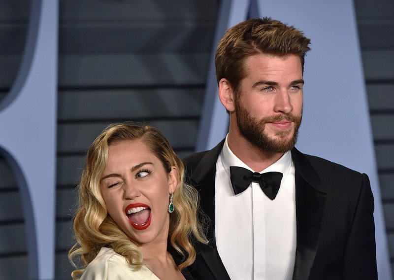 Zaluđeni obožavatelji Miley Cyrus spremni su na sve, pa čak i proširiti lažne informacije o navodnoj tužbi Liama Hemswortha