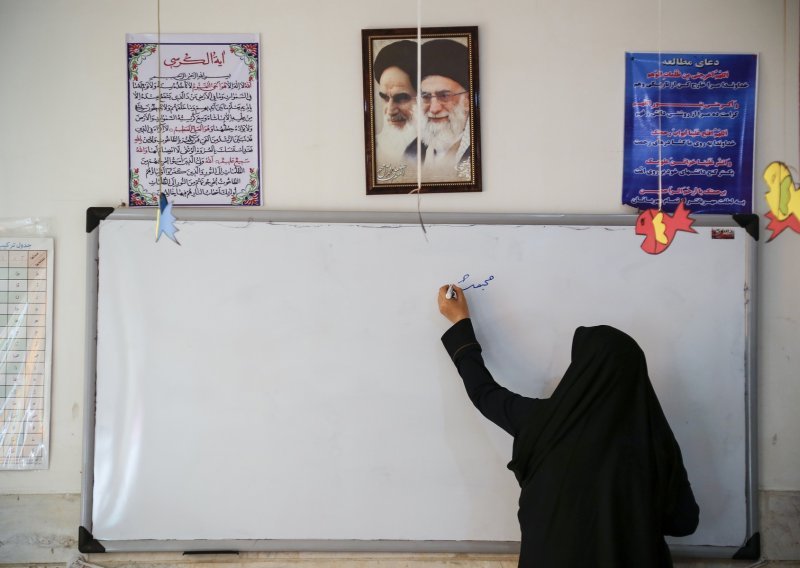 Iran ne posustaje: Studentice bez hidžaba ne smiju na nastavu