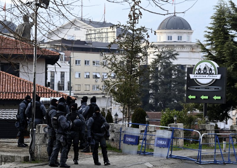Mafijaški obračun u Skoplju: Upali u kafić s fantomkama, povikali 'Policija' i upucali dvojicu iz zloglasnog klana u glavu