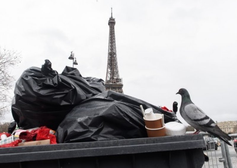 [FOTO] Pariz se guši pod tonama smeća, brinu zbog štakora i glodavaca kao i za imidž grada