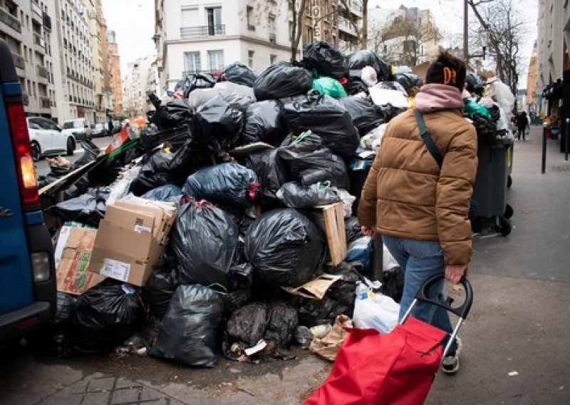 Bageri u akciji: Pariz nakon tri tjedna štrajka kreće uklanjati 7.000 tona smeća s ulica