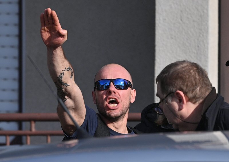 [FOTO] Kako je izgledalo uhićenje rasista: Urlao je 'Heil Hitler' i dizao desnicu