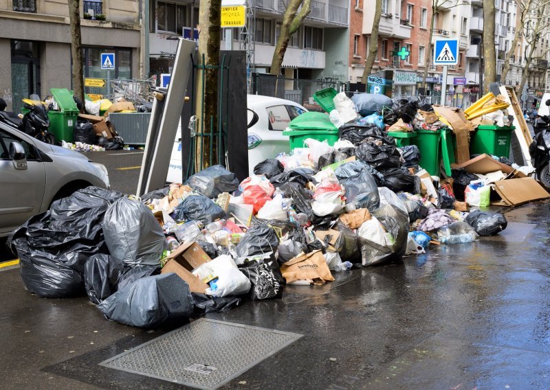 Zbog štrajka radnika čistoće na ulicama Pariza 10.000 tona smeća