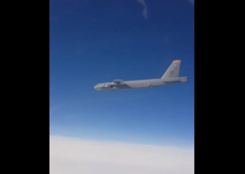 Ruski borbeni avion presreo dva američka nuklearna bombardera, pogledajte video