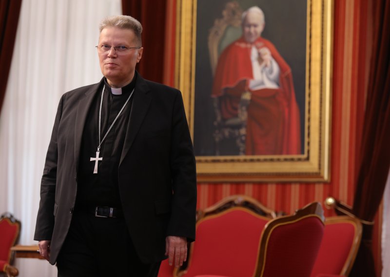 Nadbiskup Hranić ispričao se žrtvama sotinskog svećenika: Duboko se stidim i kajem