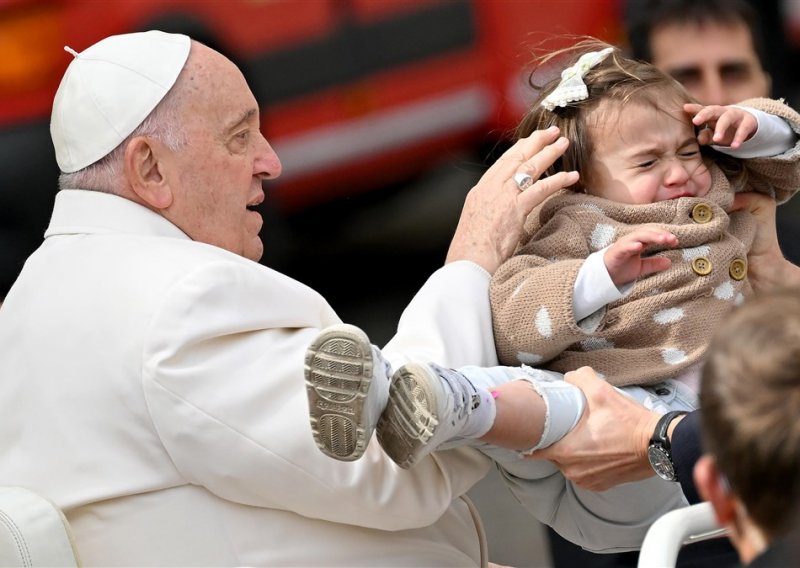 Papa koji se liječi u bolnici, iznenada posjetio bolesnu djecu, krstio i novorođenče