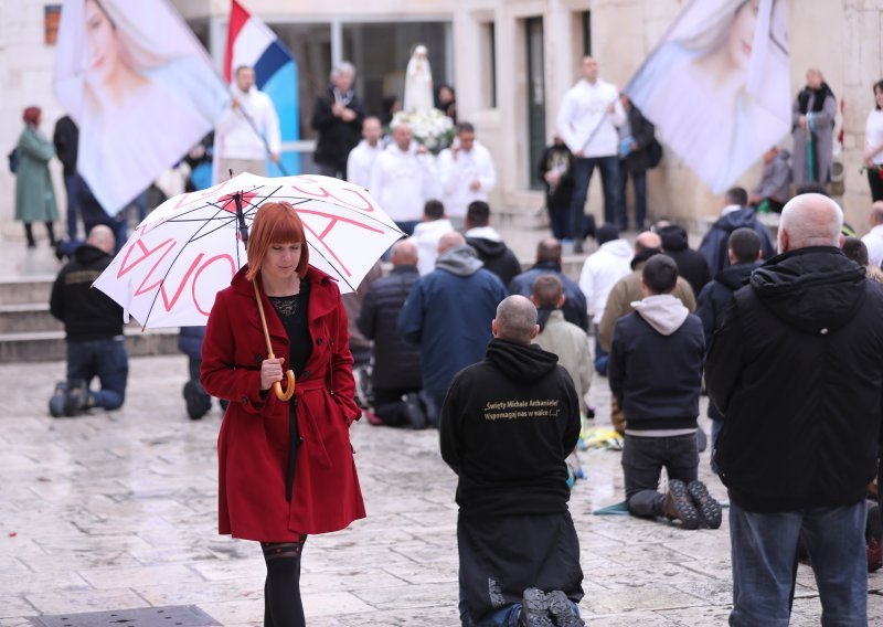 Umjetnica koja prkosi moliteljima preselila svoju 'Tihu misu' u Split sa zanimljivom porukom na kišobranu