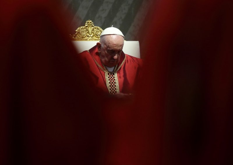 Papa Franjo predvodio molitvu na Veliki petak, ali ne i Križni put