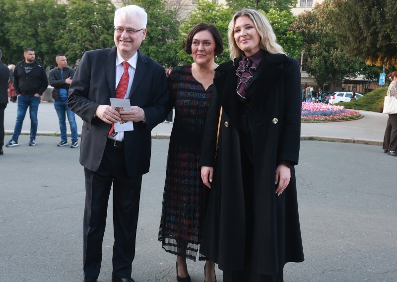Dugo ih nismo vidjeli u javnosti: Uz Ivu Josipovića na premijeri bile su supruga i kćer