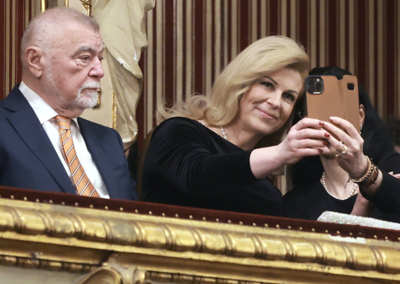 Kolinda na premijeri opere zablistala u crnom, padali su i selfiji s njom