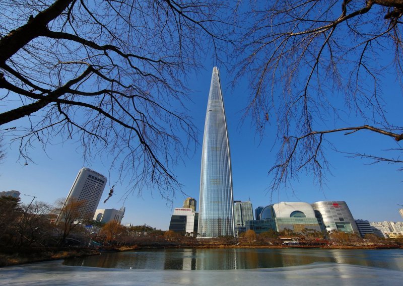 Britanac priveden dok se bez užadi penjao na petu najvišu zgradu na svijetu