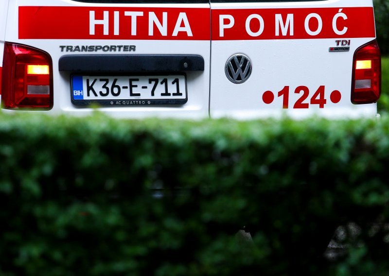 Autobus u Hercegovini udario u stijenu, poginule dvije osobe, a 13 ozlijeđeno
