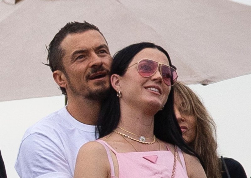 Strastveni poljupci: Katy Perry i Orlando Bloom nisu marili za kamere na koncertu