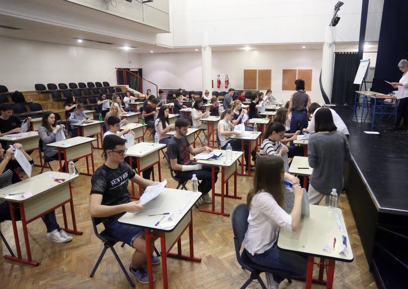 Maturu palo duplo više gimnazijalaca nego lani, gotovo 2000 učenika bez boda na eseju