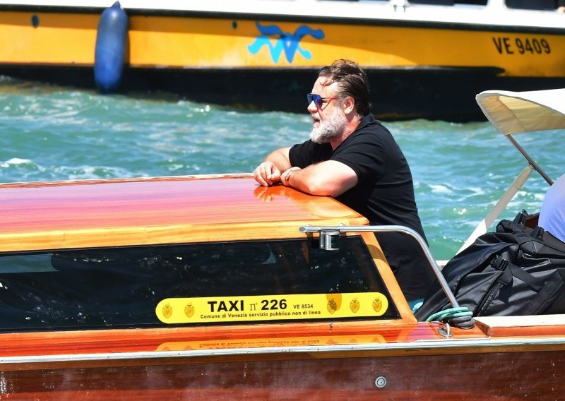 Fanovi zapanjeni njegovim izgledom: Neprepoznatljivi Russell Crowe u Veneciji